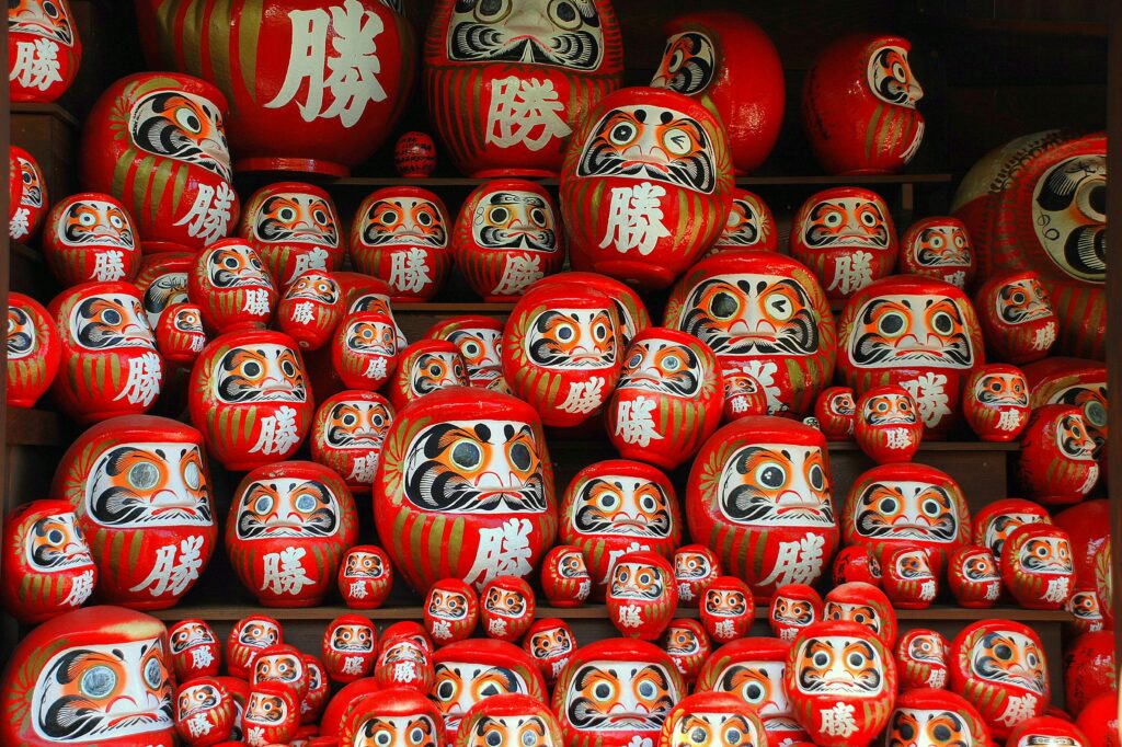 acumulación de muñecos Daruma tradicionales japoneses, organizados en varios niveles o estantes