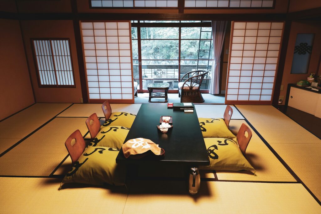 interior de una habitación tradicional japonesa de un ryokan (posada tradicional)