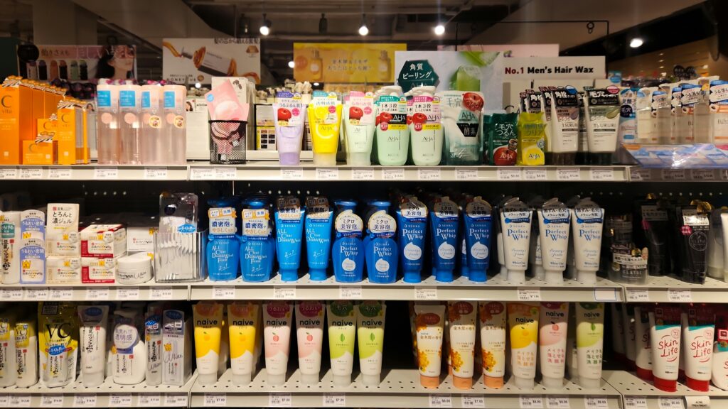 estantes de una tienda exhibiendo productos de cuidado personal y cosmética, como cremas faciales y glocos o ceras para el cabello
